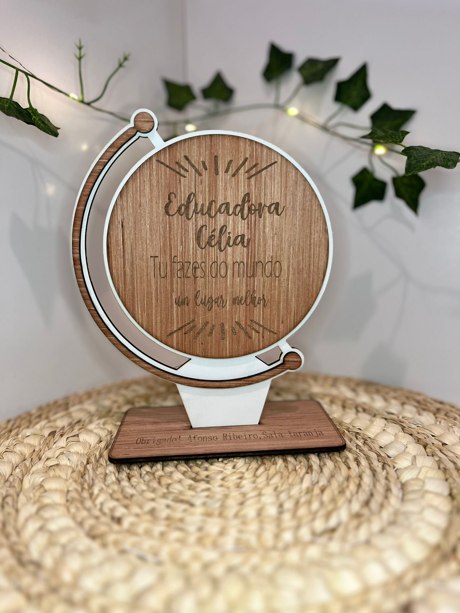 Placa Decorativa em MDF e Mogno em Forma de Globo para Finalistas do Ano Lectivo Personalizada