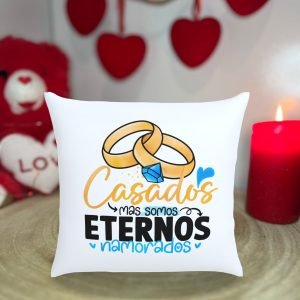 Almofada "Casados, Mas Eternos Namorados" – Amor para Sempre