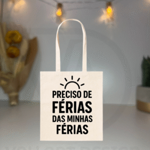 🧳 Saco de Algodão com Frase Divertida – "Preciso de Férias das Minhas Férias"