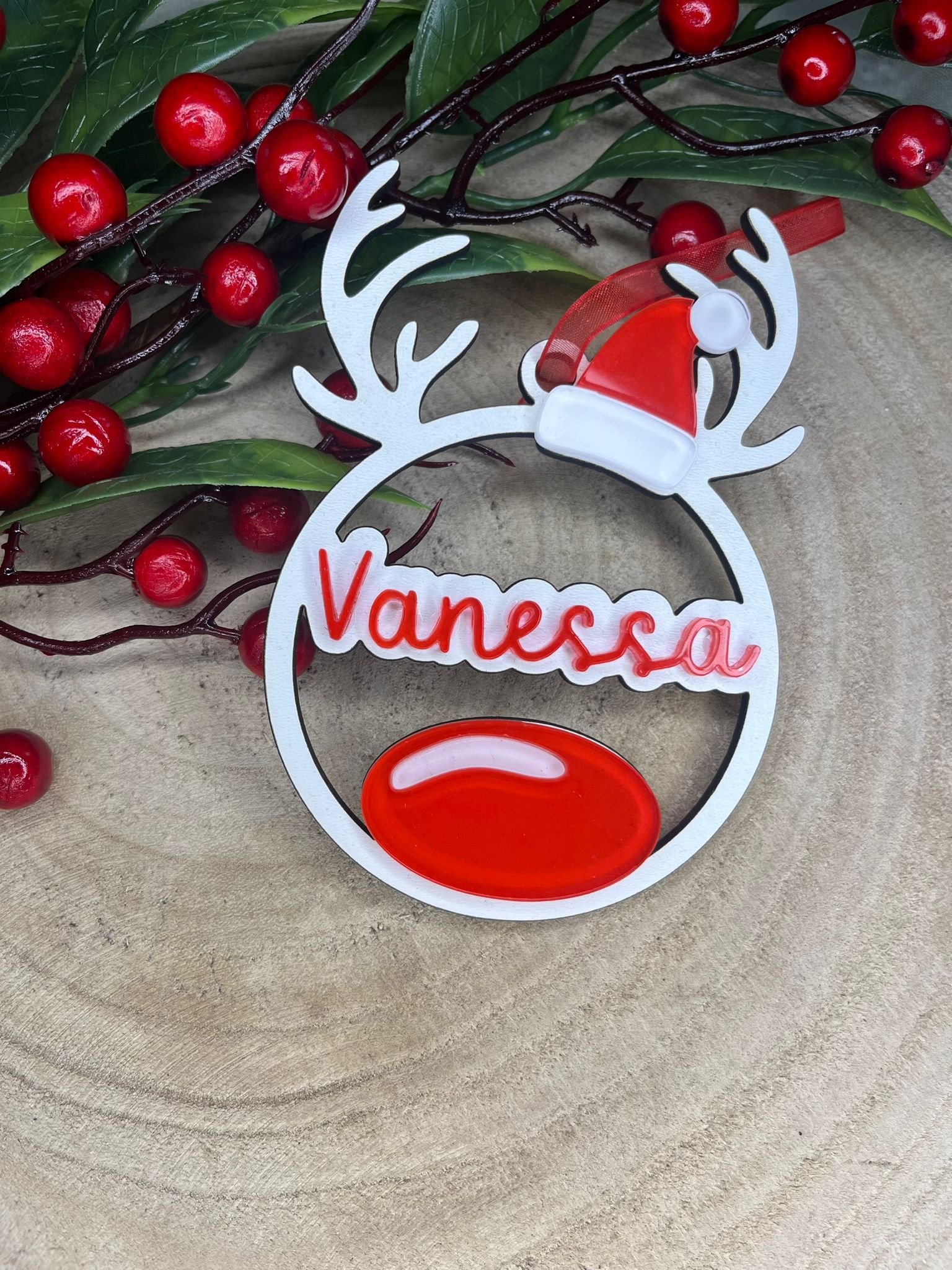 Enfeite de Natal Personalizado em MDF e Acrílico – Rena com Nome e Gorro de Pai Natal