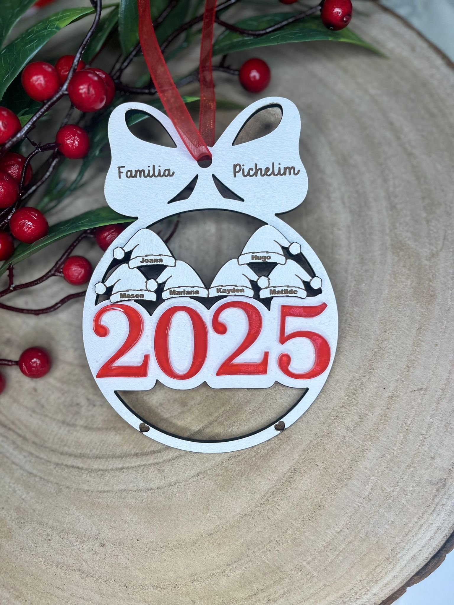 Enfeite de Natal Personalizado em MDF e Acrílico – Bola com Nomes Gravados e Ano