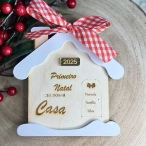Enfeite de Natal “Primeiro Natal na Nossa Casa” em MDF e Acrílico – Personalizado 2025