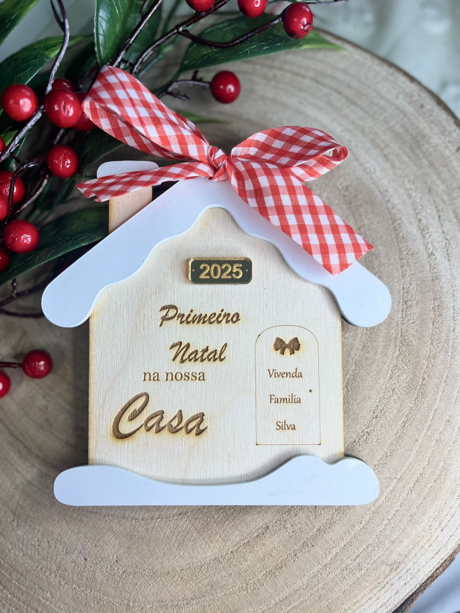 Enfeite de Natal “Primeiro Natal na Nossa Casa” em MDF e Acrílico – Personalizado 2025