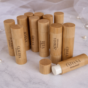 🌿 Bálsamo Labial Personalizado em Bambu – Lembrança Elegante para Madrinhas